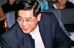 欧文丝巾衲的心理疗愈革命：治愈场理论与心理赋能歌曲的范式创新